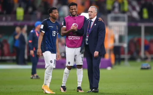 Gustavo Alfaro se felicita con Diego Palacios, el lateral izquierdo de Los Ángeles FC de Estados Unidos. (Getty Images 2022).