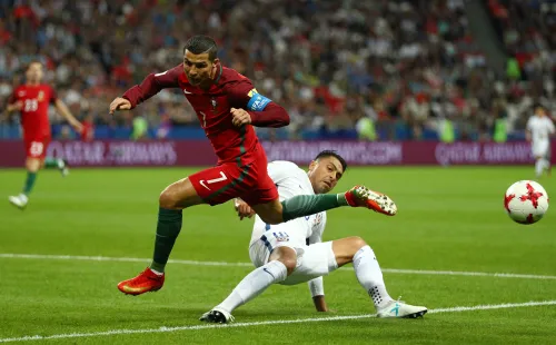 Gonzalo Jara y Cristiano Ronaldo se enfrentaron en la Copa Confederaciones 2017. | Foto: Getty