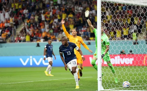 Tanto Andries Noppert como Virgil Van Dijk pidieron posición de adelanto en la jugada del gol de Enner Valencia. (Getty Images 2022).