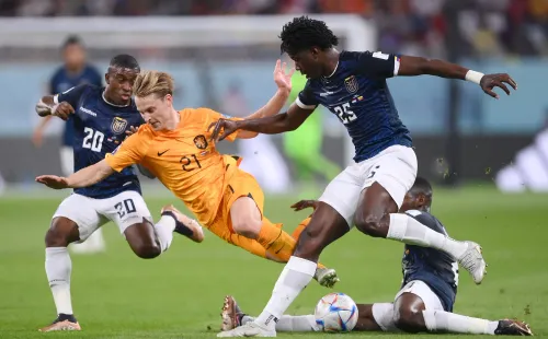 Jackson Porozo lucha con Frenkie de Jong. (Getty Images 2022).