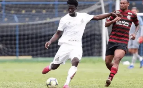 Jackson Porozo en acción ante Flamengo por el equipo reserva del Santos.