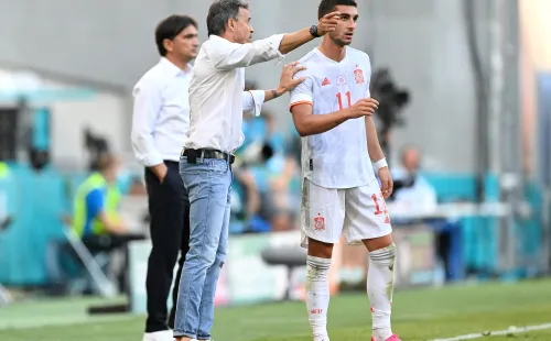 Luis Enrique le da indicaciones a Ferran Torres en un partido de España de 2021. (Getty Images).