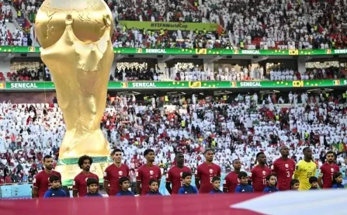La selección de Qatar no se pudo sacar nunca el nerviosismo de ser la atención del mundo, sobre todo en su debut ante Ecuador. | Foto: Getty Images.