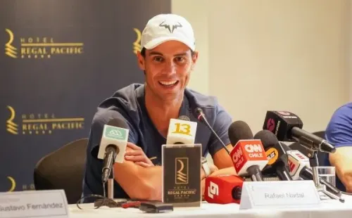 Rafa Nadal llegó muy risueño a Chile, y aguantó de la mejor manera posible la ola de preguntas que le hicieron sobre los temas más variados. | Foto: Guille Salazar / RedGol