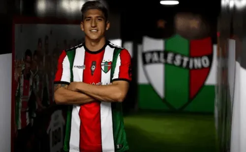 Fernando Cornejo posa con la camiseta de Palestino. (Josué Laval | Prensa Palestino).