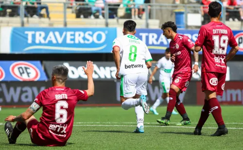 Fernando Cornejo celebra uno de los cinco goles que convirtió en el Campeonato Nacional 2022 para Audax Italiano. (Agencia Uno).