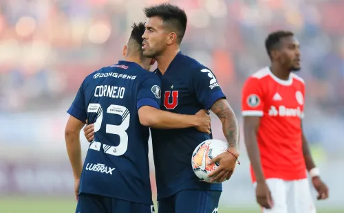 Gonzalo Espinoza y Fernando Cornejo se abrazan en un duelo de Universidad de Chile ante Inter de Porto Alegre. (Agencia Uno).