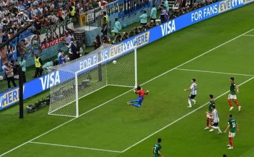 Ahí clavó la pelota Enzo Fernández, quien cambió el encuentro con su ingreso y liquidó la victoria de Argentina a México. (Getty Images 2022).