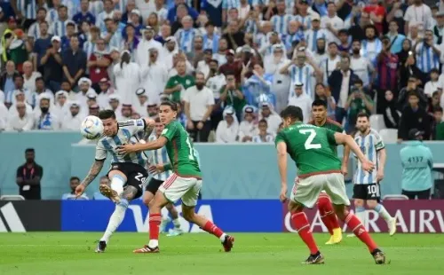 Otro ángulo para el gran remate de Enzo Fernández para el 2-0 de Argentina sobre México. (Getty Images).
