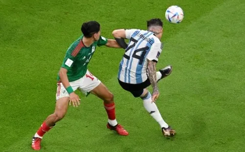 El remate de Enzo Fernández ante la infructuosa marca de Erick Gutiérrez. Argentina venció por 2-0 a México. (Getty Images 2022).