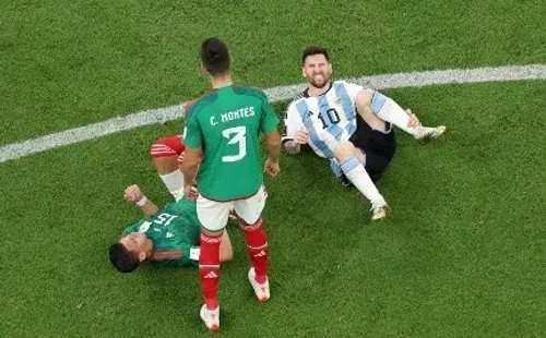 Lionel Messi recibió un fuerte foul de Erick Gutiérrez en la victoria de Argentina a México. (Getty Images 2022).
