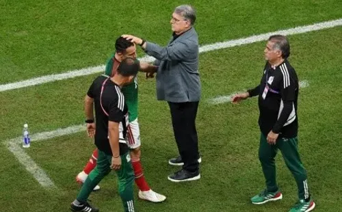 Gerardo Martino consuela a Andrés Guardado, el capitán de México que salió lesionado del duelo ante Argentina. (Getty Images).