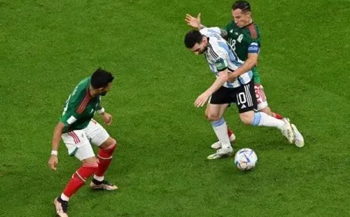 Andrés Guardado marca a Lionel Messi: duelo de capitanes en el Argentina vs. México. (Getty Images 2022).