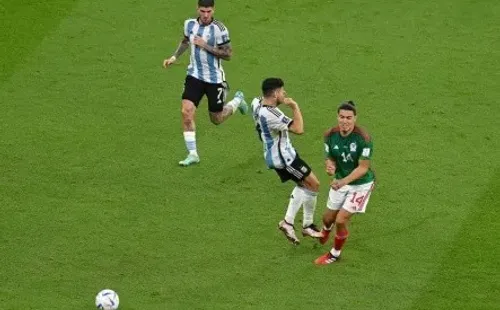 La patada de Gonzalo Montiel a Erick Gutiérrez que le valió una tarjeta amarilla al “4” de Argentina. (Getty Images).