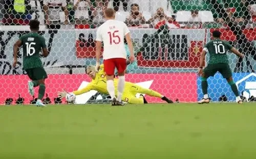 Wojciech Szczesny y otra toma de la tapada del penal de Salem Al Dawsari (Getty Images 2022).