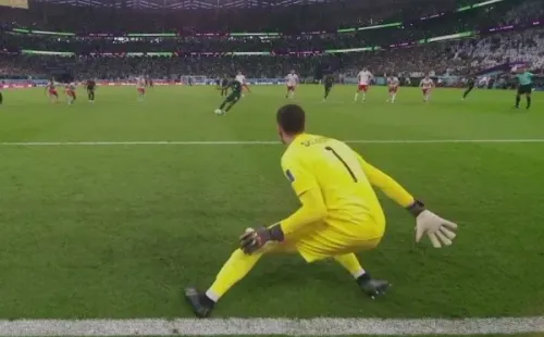 Wojciech Szczesny en el momento que Al Dawsari lanza el penal. (Captura).