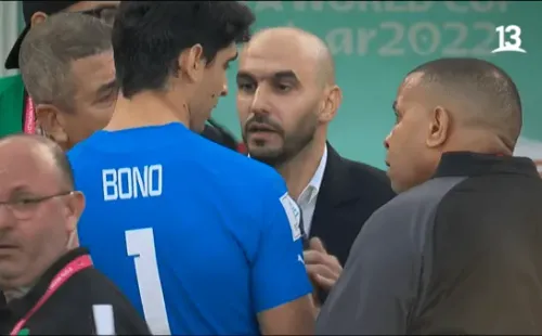 Al ver que no podía jugar, Bono se acercó a pedir el cambio. Foto: Canal 13.
