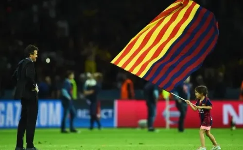 Luis Enrique celebra junto a su hija en la cancha de Barcelona (Getty)