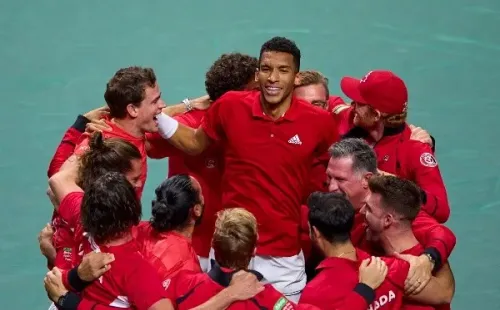 Auger-Aliassime celebra junto al resto del equipo de Canadá (Getty)
