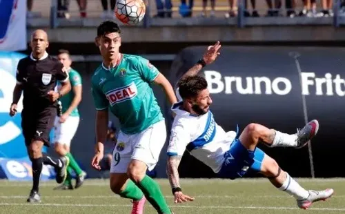 Felipe Mora y Marco Medel disputan un balón en un partido entre Audax Italiano y la UC. (Agencia Uno).