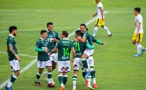 Matías Fernández Cordero encaramado en Marco Medel, el “21”. (Agencia Uno).