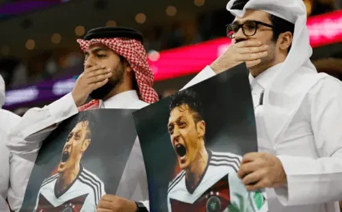 Las fotografías de Mesut Özil que usaron los qataríes para burlarse de las protestas alemanas.