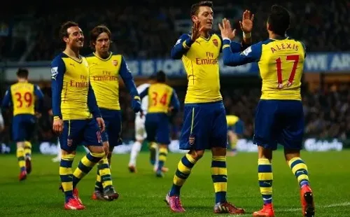 Mesut Özil y Alexis Sánchez celebran un gol del Arsenal de Inglaterra. Jugaron 123 partidos juntos en los Gunners. (Getty Images).