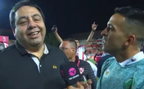 Galdames fue “apretado” por Maxi Quinteros tras el histórico primer ascenso de Deportes Copiapó. | Foto: TNT Sports