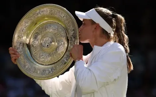Elena Rybakina es la última campeona de Wimbledon, con su uniforme blanco completo. (Getty Images)