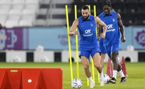 Benzema entrenó en el Qatar con Francia, pero abandonó la concentración por su dolencia física.