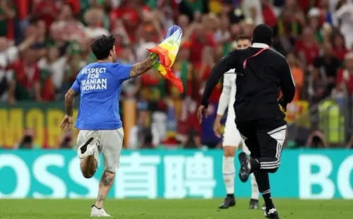 El mensaje sobre las mujeres iraníes en la polera del muchacho (Getty)