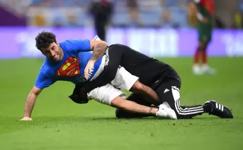 El hincha no pudo arrancar de la seguridad del Mundial de Qatar (Getty)