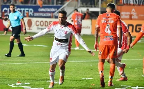 Quinteros celebra uno de sus goles ante Cobreloa (Agencia Uno)