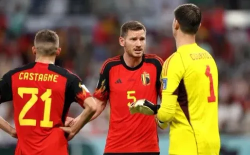 Jan Vertonghen discute con Thibaut Courtois en la derrota de Bélgica ante Marruecos. (Getty Images 2022).