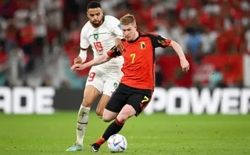 Kevin de Bruyne conduce el balón ante la marca de Youssef En-Nesyri. (Getty Images 2022).