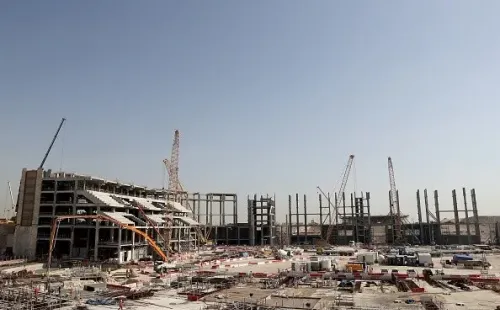 Bajo un intenso calor los obreros trabajaron para la construcción de estadios para el Mundial de Qatar 2022. Varios no pudieron soportarlo y perdieron la vida en las labores.| Foto: Getty Images.