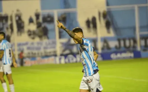 Franco García festeja uno de los cinco goles que convirtió con Racing de Olavarría en el Torneo Federal A 2022. Si pasa los exámenes médicos será refuerzo de Cobresal.