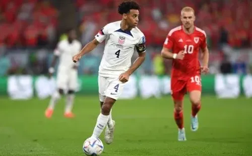 Tyler Adams en acción durante el empate entre Estados Unidos y Gales por el Grupo B del Mundial de Qatar 2022. (Getty Images).