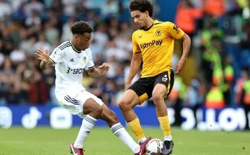 Tyler Adams por el Leeds United traba una pelota ante el Wolverhampton Wanderers. (Getty Images 2022).