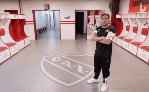 Leandro Stillitano posa con el buzo de Independiente en el camarín.