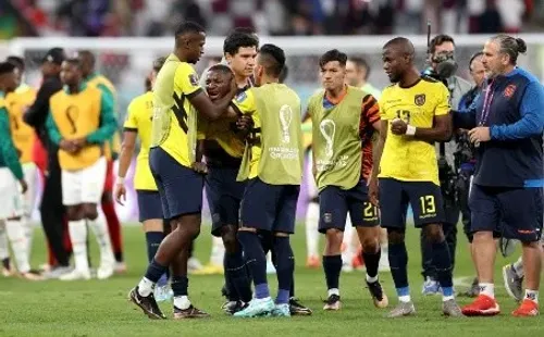 Moisés Caicedo, el autor del transitorio empate de Ecuador, llora desconsolado tras la derrota frente a Senegal. (Getty Images 2022).