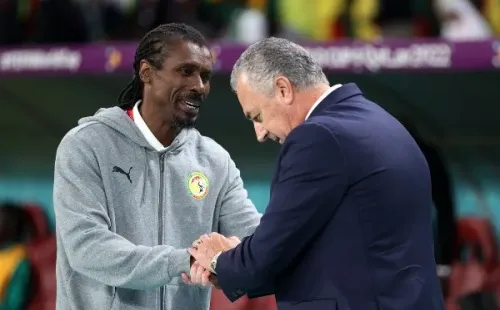 Aliou Cissé, el doble oficial de Snoop Dogg en Qatar 2022, felicita a Alfaro por el gran partido entre Ecuador y Senegal. | Foto: Getty
