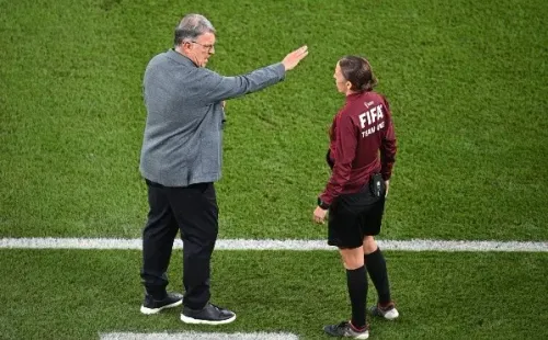 Frappart estuvo en el México vs Polonia en Qatar 2022, y ahora dirigirá un partido como jueza central, algo histórico. | Foto: Getty