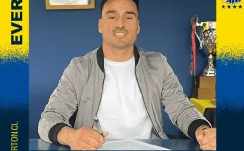 Claudio González, el Halcón, posa como nuevo arquero de Everton para la temporada 2023. (Captura).