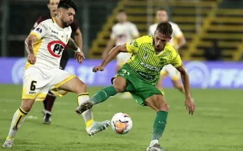 Jorge Gatica en acción ante Braian Romero en la semifinal de la Copa Sudamericana 2020 que Coquimbo perdió ante Defensa y Justicia de Argentina. (Getty Images).