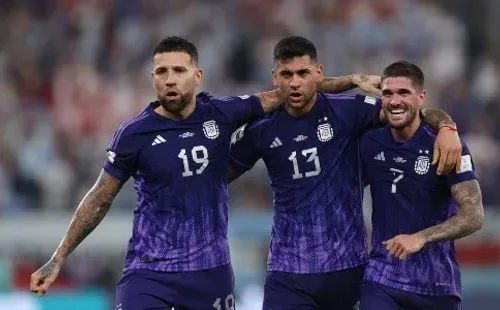Rodrigo de Paul celebra el triunfo de Argentina con Nicolás Otamendi y Cristian Romero, la dupla de centrales de La Scaloneta. (Getty Images 2022).