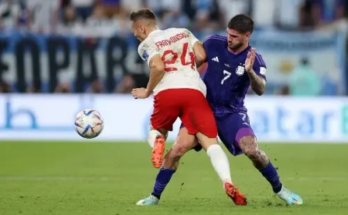 Rodrigo de Paul en plena acción ante Polonia en la victoria por 2-0 que le permitió a Argentina pasar a los octavos de final en Qatar 2022 como líder del Grupo C. (Getty Images 2022).