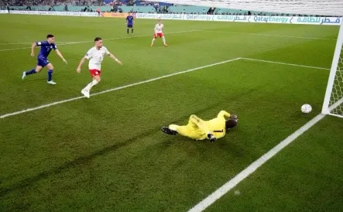 Otra toma del estéril esfuerzo del portero de Polonia. (Getty Images 2022).