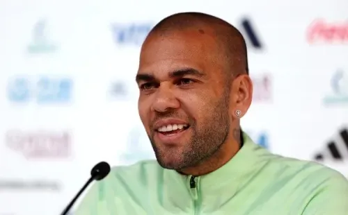 Dani Alves en conferencia antes de jugar ante Camerún (Getty)