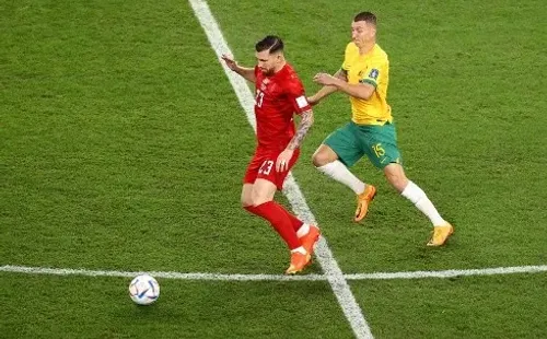 Mitchell Duke marca a Pierre Emile Hojbjerg, dos jugadores claves en la movida maestra de Australia con el papelito de Dinamarca. (Getty Images 2022).